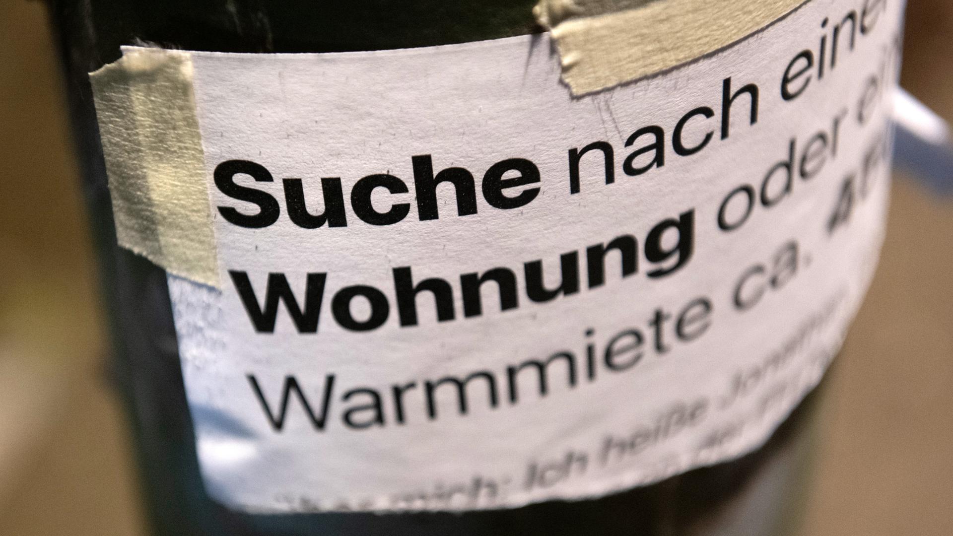 Berlin: "Suche Wohnung" steht auf dem Zettel an einer Laterne