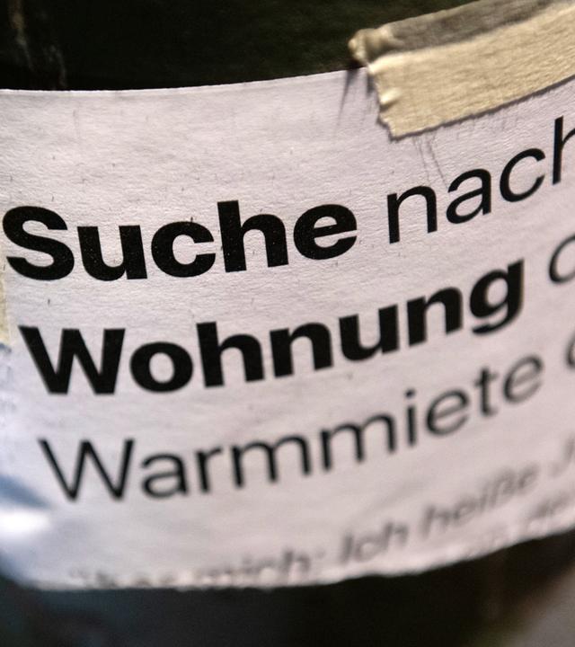 Berlin: "Suche Wohnung" steht auf dem Zettel an einer Laterne