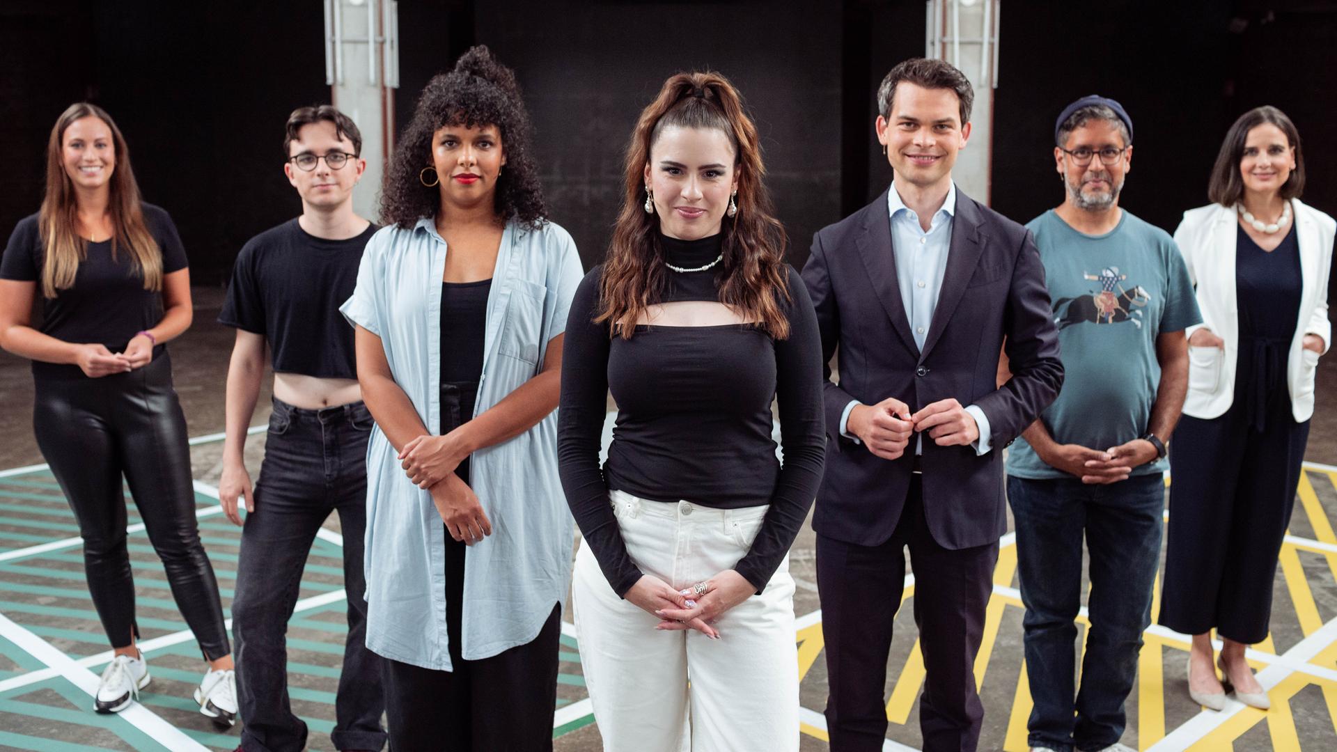 Salwa Houmsi mit den Gästen: Alice Hasters, Maurice Conrad, Susanne Beyer, Caroline Bosbach, Hasnain Kazim, Christoph Ploß.