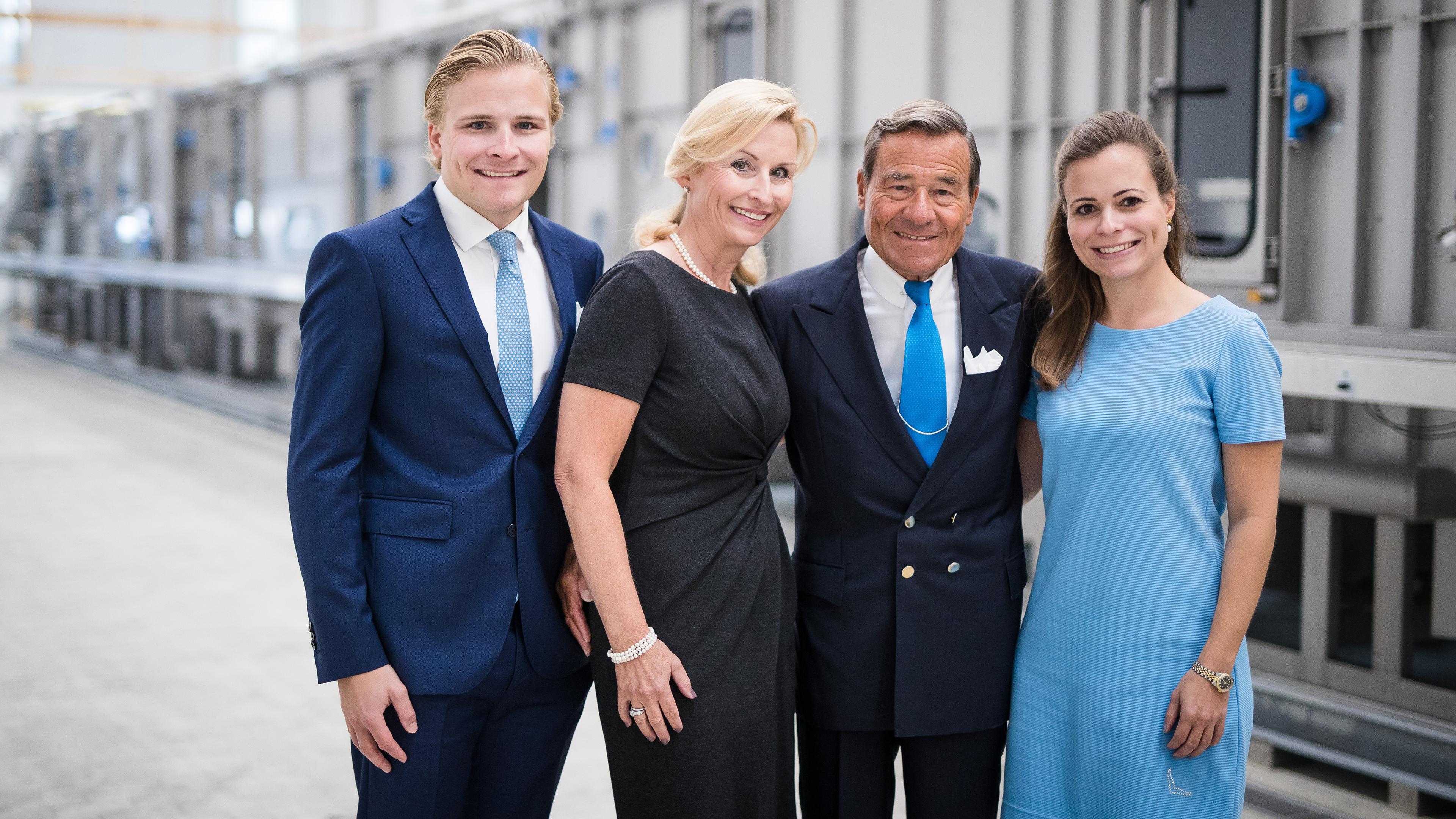Wolfgang Grupp (3.v.l.), Geschäftsführer des Textilunternehmens Trigema, steht zusammen mit seiner Frau Elisabeth (2.v.l.) und seinen Kindern Wolfang Grupp Junior (l) und Bonita Grupp, aufgenommen am 22.10.2019