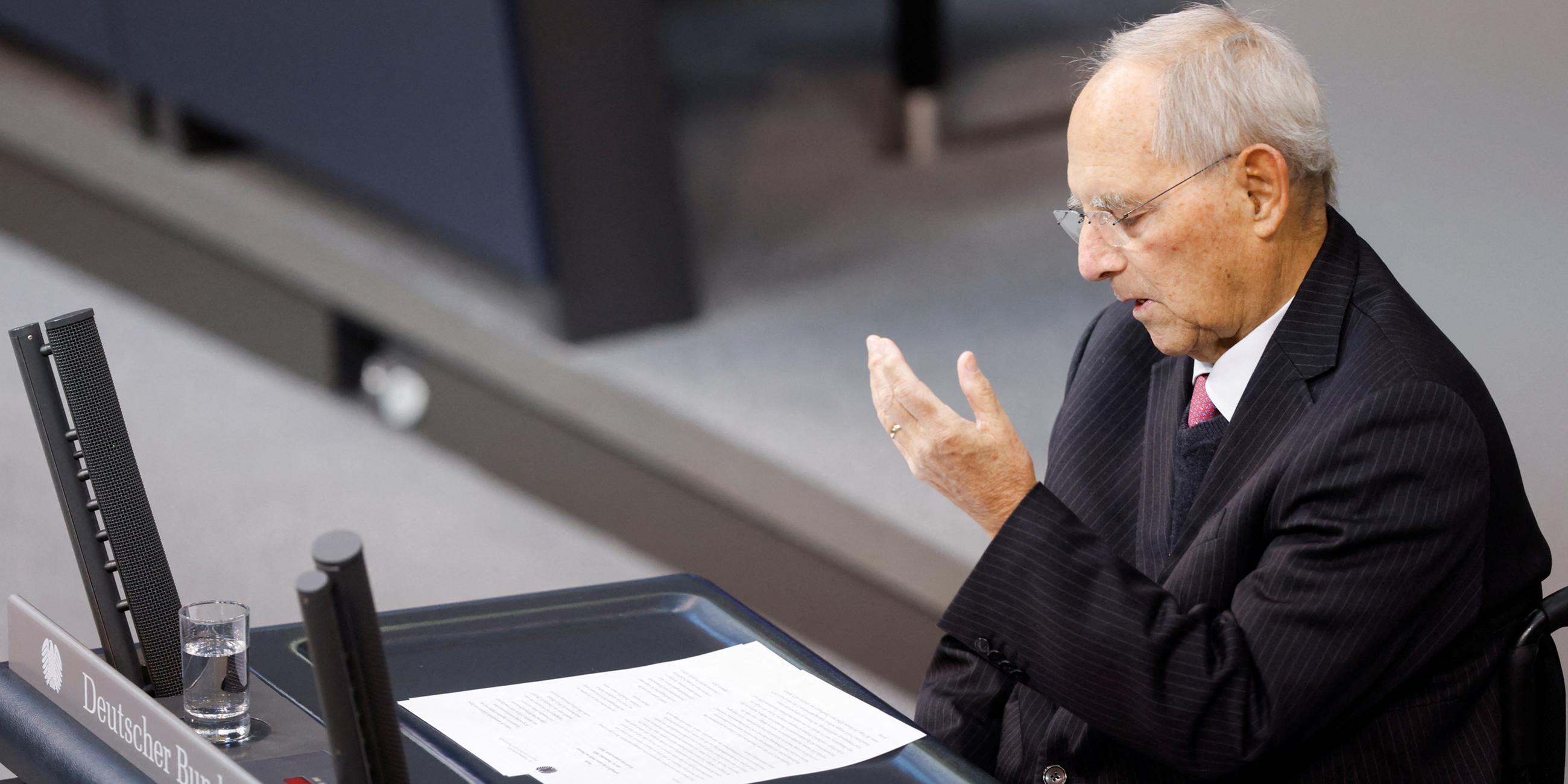 Wolfgang Schäuble spricht im Bundestag in Berlin