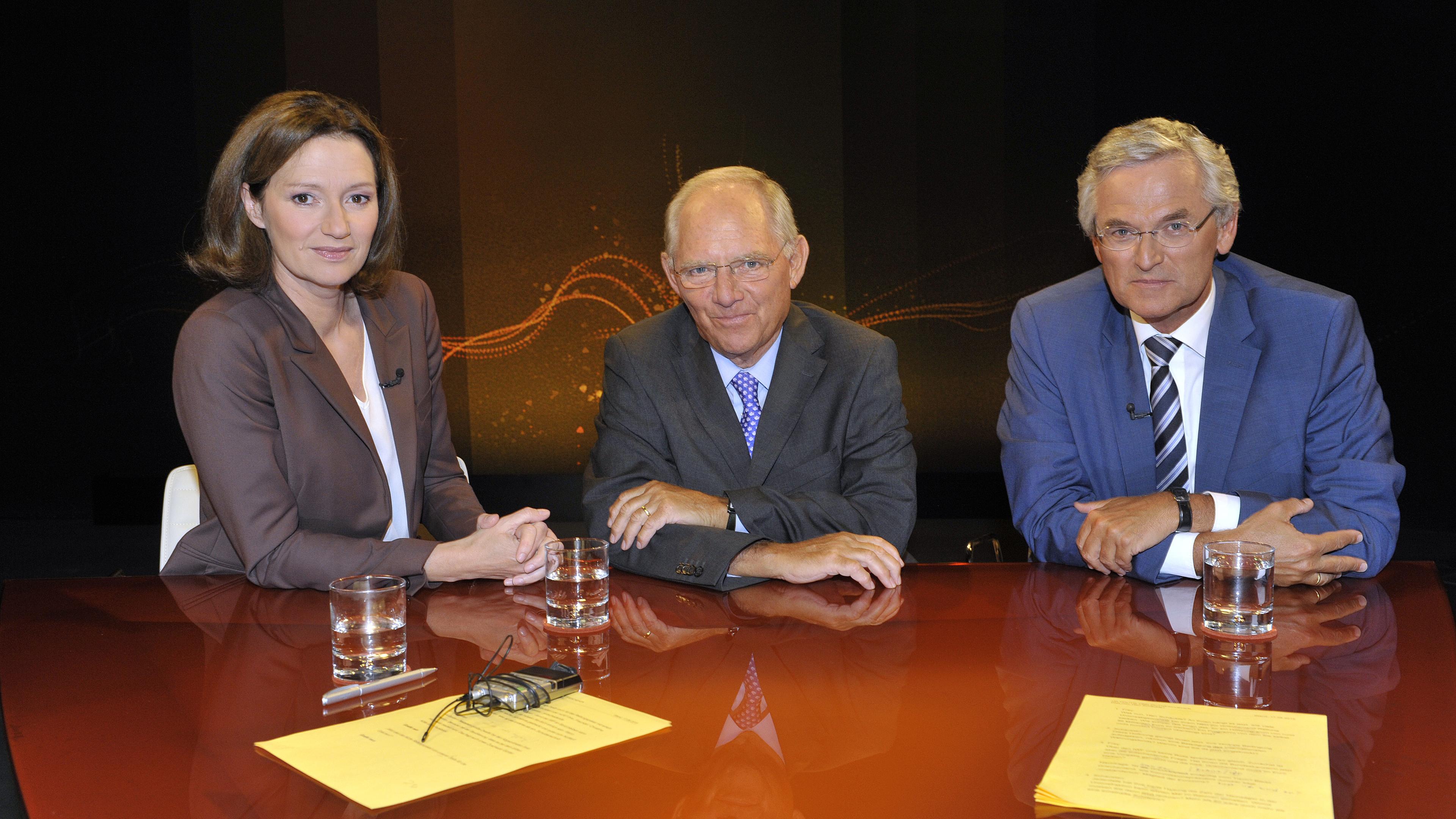 Wolfgang Schäuble sitzt zwischen der Leiterin des ZDF-Hauptstadtstudios Bettina Schausten und ZDF-Chefredakteur Peter Frey bei der Aufzeichnung der ZDF-Sendung "Was nun, Herr Schäuble?" am 17.08.2015.