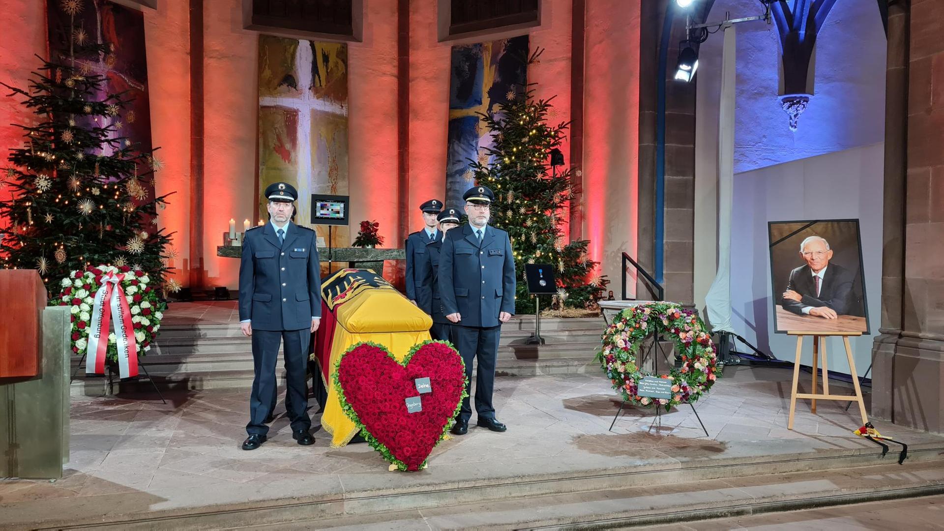 Eine Abordnung der Bundespolizei, die Sargwache für Wolfgang Schäuble in der Stadtkirche in Offenburg halten. Dort findet am 05.01.2024 die Trauerfeier für den verstorbenen Politiker statt. 