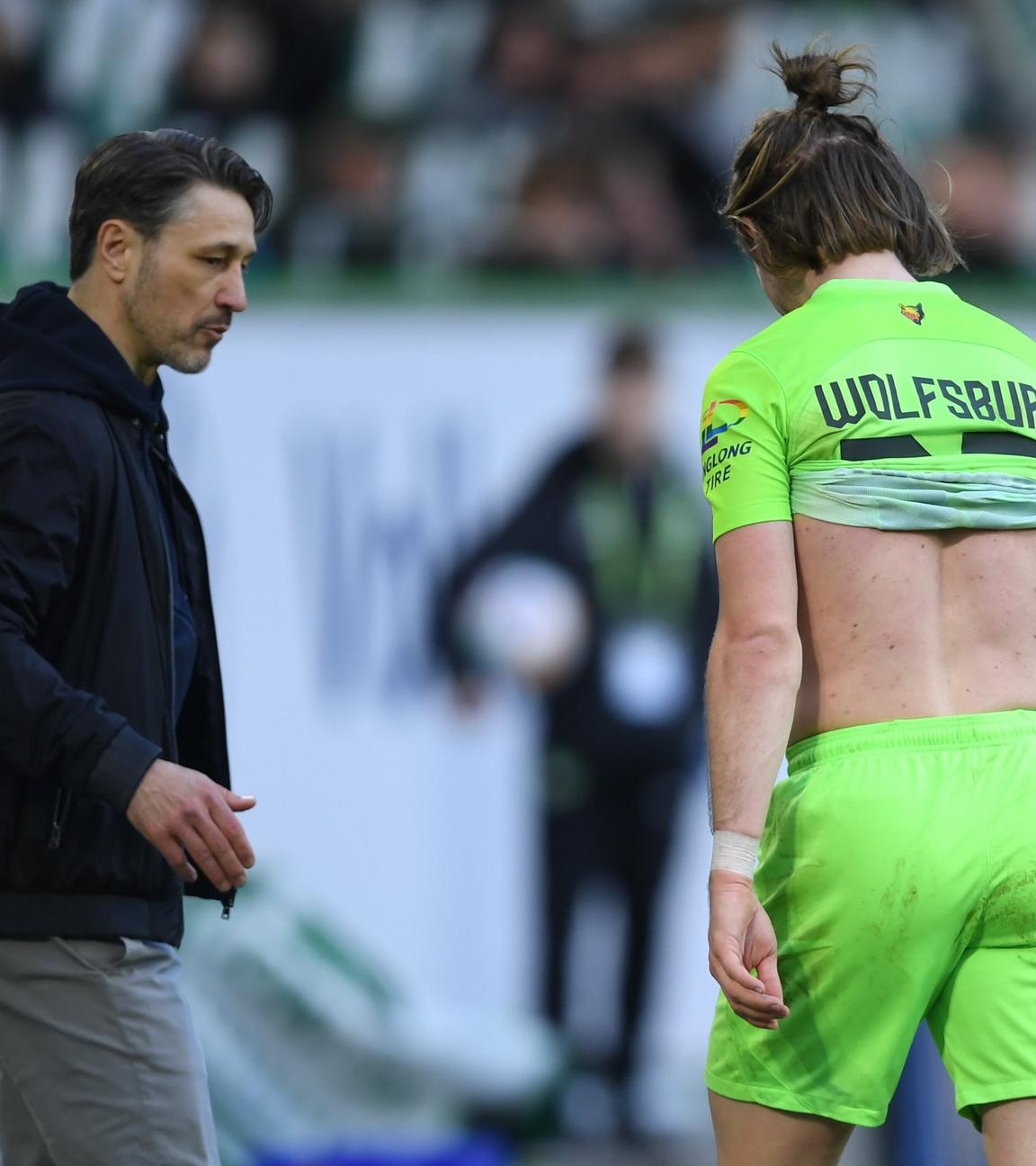Wolfsburgs Patrick Wimmer (r) geht nach einer Roten Karte an Wolfsburgs Trainer Niko Kovac vorbei und verlässt das Spielfeld. 