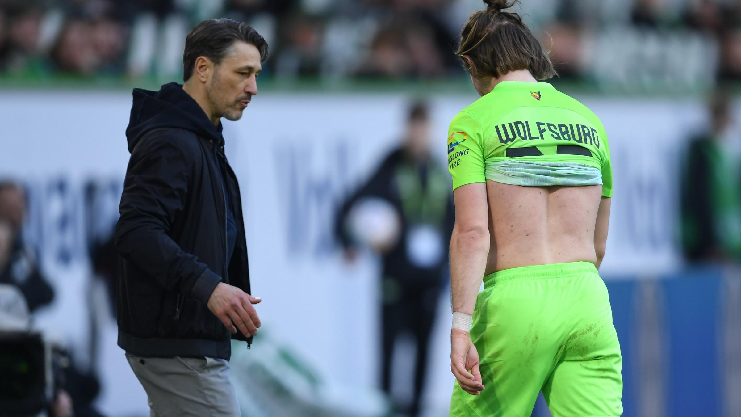 Wolfsburgs Patrick Wimmer (r) geht nach einer Roten Karte an Wolfsburgs Trainer Niko Kovac vorbei und verlässt das Spielfeld. 