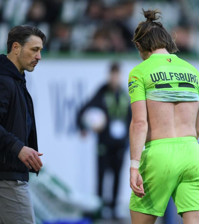 Wolfsburgs Patrick Wimmer (r) geht nach einer Roten Karte an Wolfsburgs Trainer Niko Kovac vorbei und verlässt das Spielfeld. 