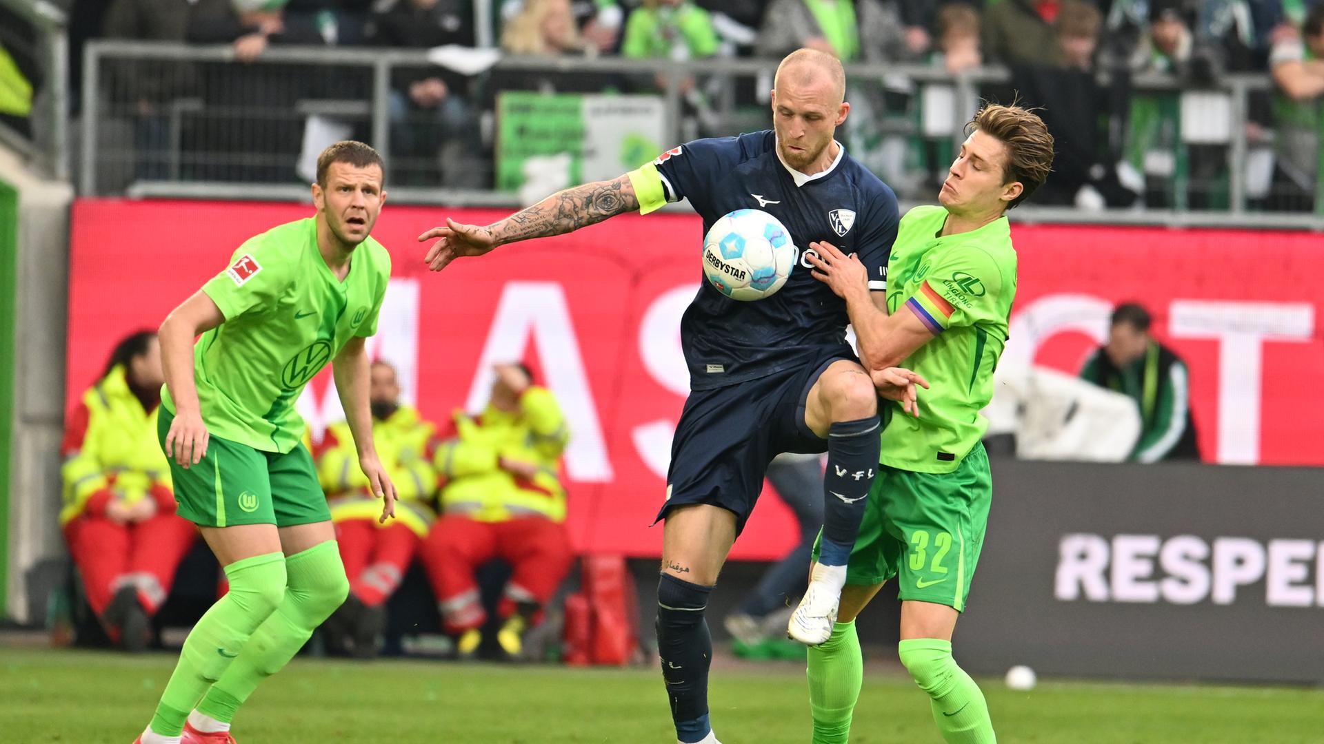 Bochums Philipp Hofmann (M) spielt gegen Wolfsburgs Mattias Svanberg (r) und Wolfsburgs Denis Vavro. 