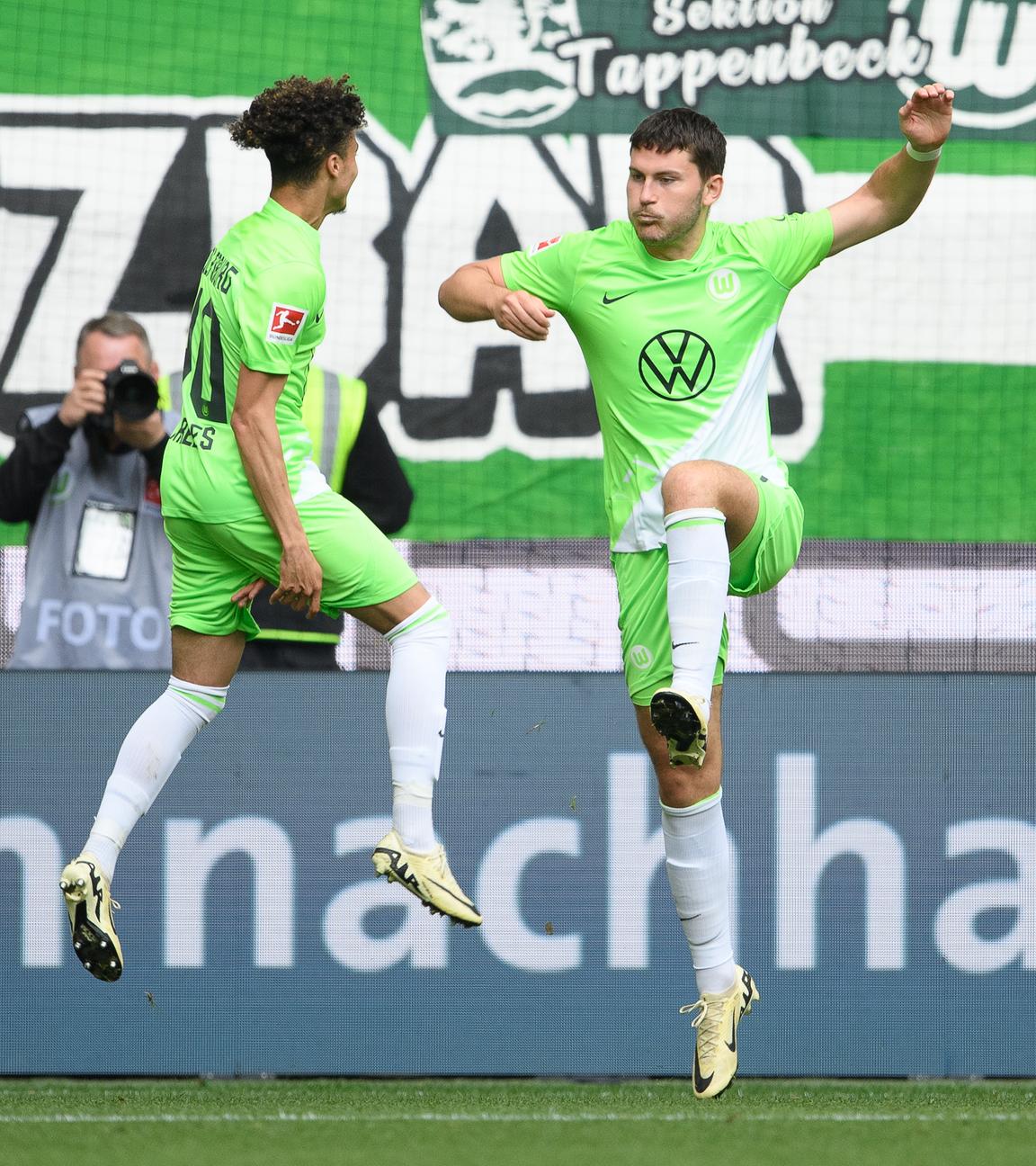 Wolfsburgs Jonas Wind jubelt nach seinem Tor zum 2:0 mit Wolfsburgs Kevin Paredes (l).