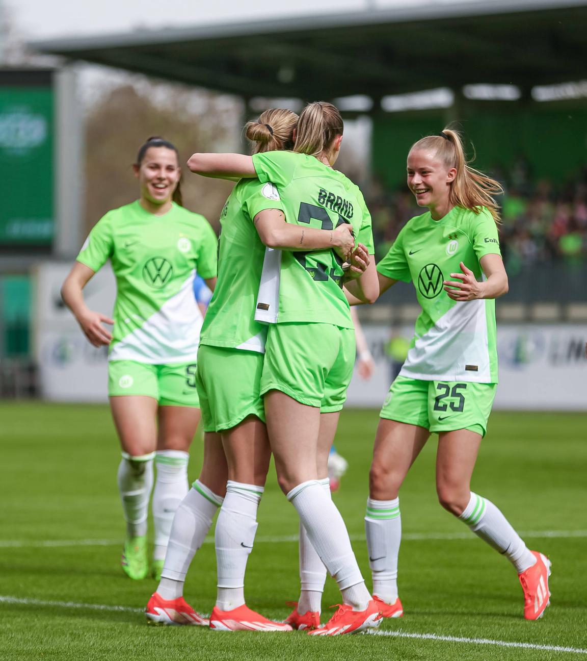 Die Spielerinnen des VfL Wolfsburg bejubeln ihr Tor gegen die SGS Essen.