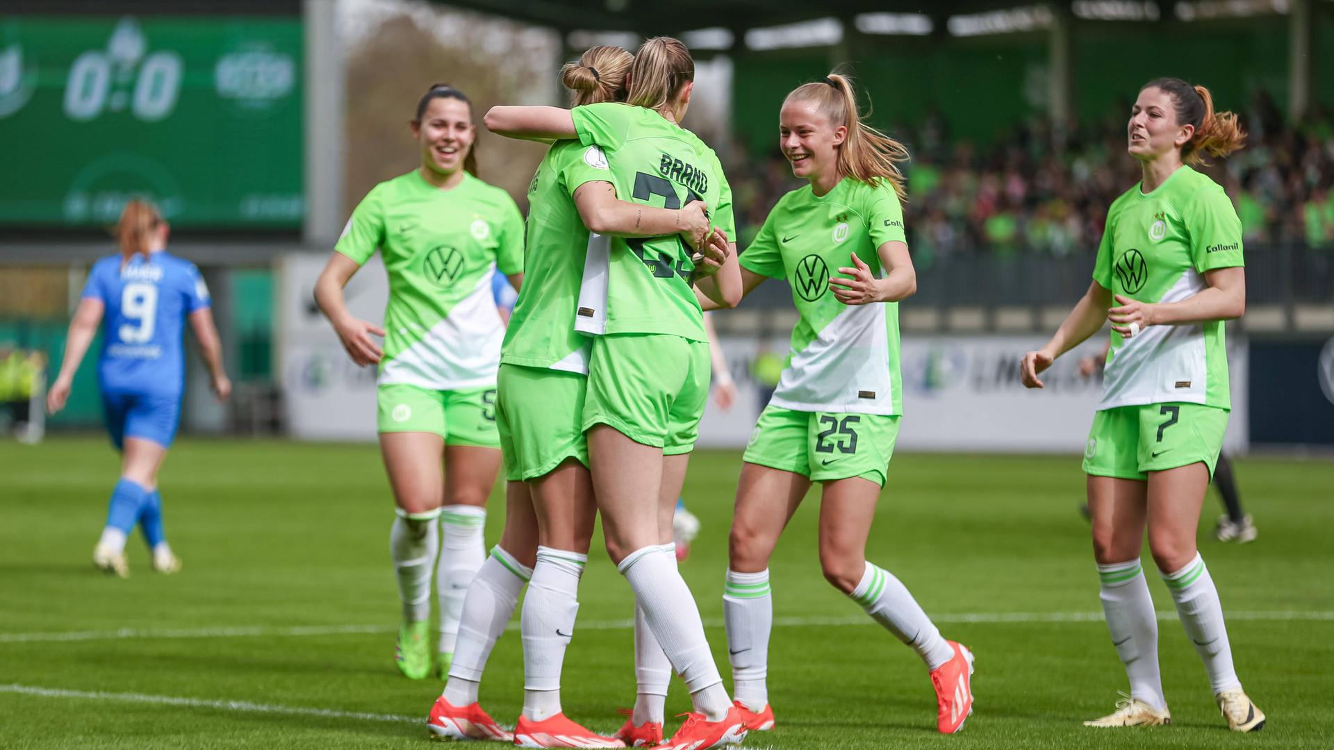 Die Spielerinnen des VfL Wolfsburg bejubeln ihr Tor gegen die SGS Essen.