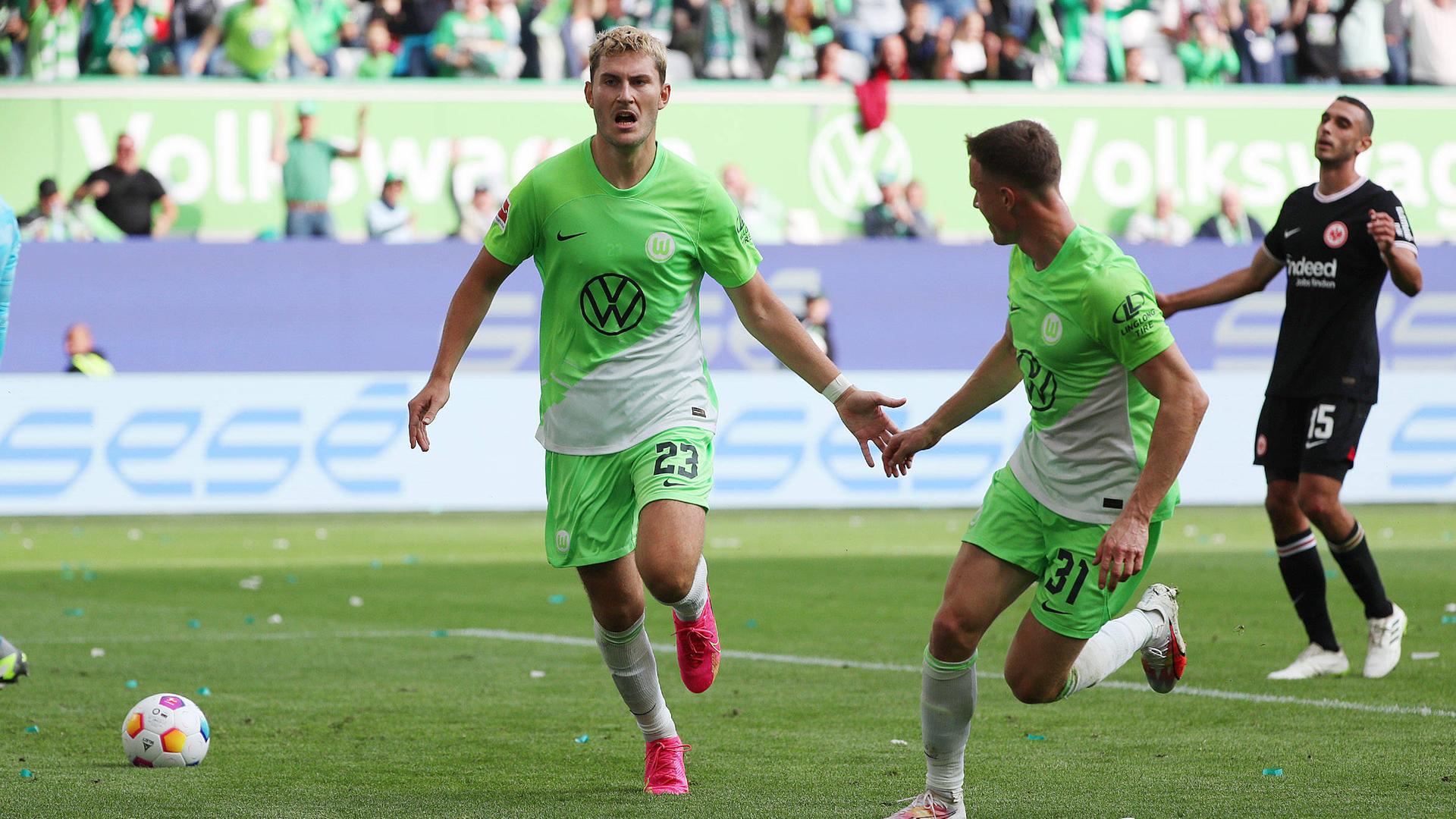 Wolfsburgs Jonas Wind jubelt mit Yannick Gerhardt nach seinem Tor zum 1:0 beim Spiel gegen Eintracht Frankfurt am 30.09.2023.