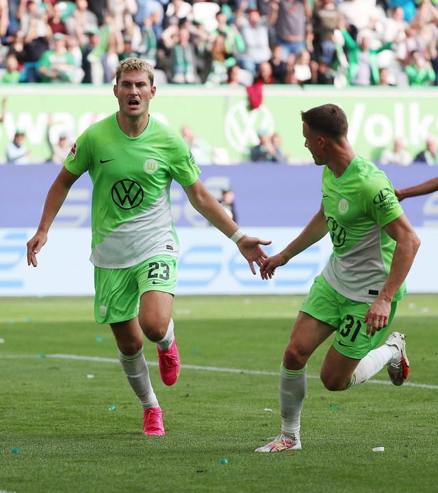 Wolfsburgs Jonas Wind jubelt mit Yannick Gerhardt nach seinem Tor zum 1:0 beim Spiel gegen Eintracht Frankfurt am 30.09.2023.