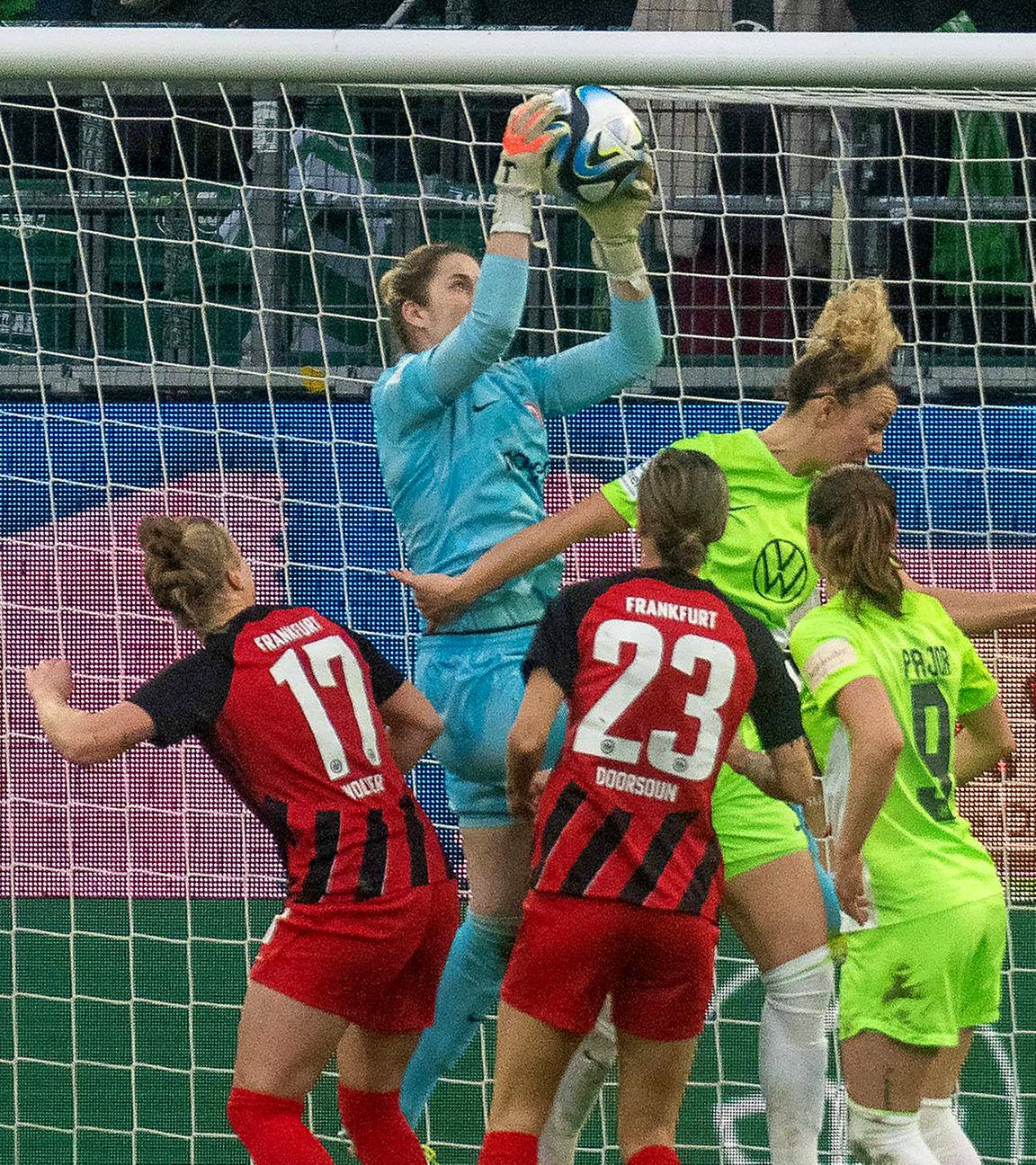 Im Anschluss faellt das 1:0 durch Lena Lattwein (VfL Wolfsburg, 8) fuer Wolfsburg, Stina Johannes (Eintracht Frankfurt, 1) kann den Ball nicht festhalten.