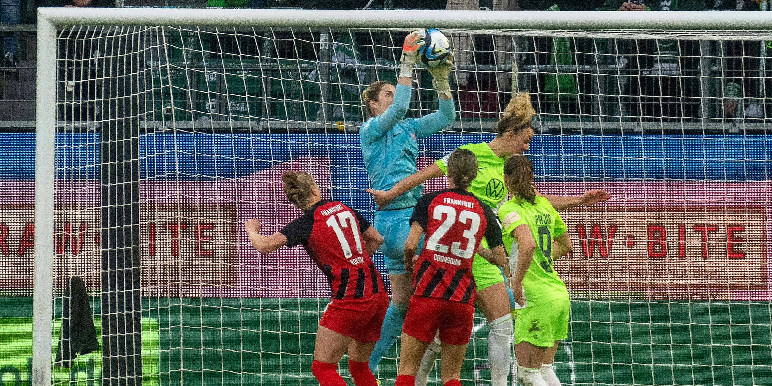 Im Anschluss faellt das 1:0 durch Lena Lattwein (VfL Wolfsburg, 8) fuer Wolfsburg, Stina Johannes (Eintracht Frankfurt, 1) kann den Ball nicht festhalten.