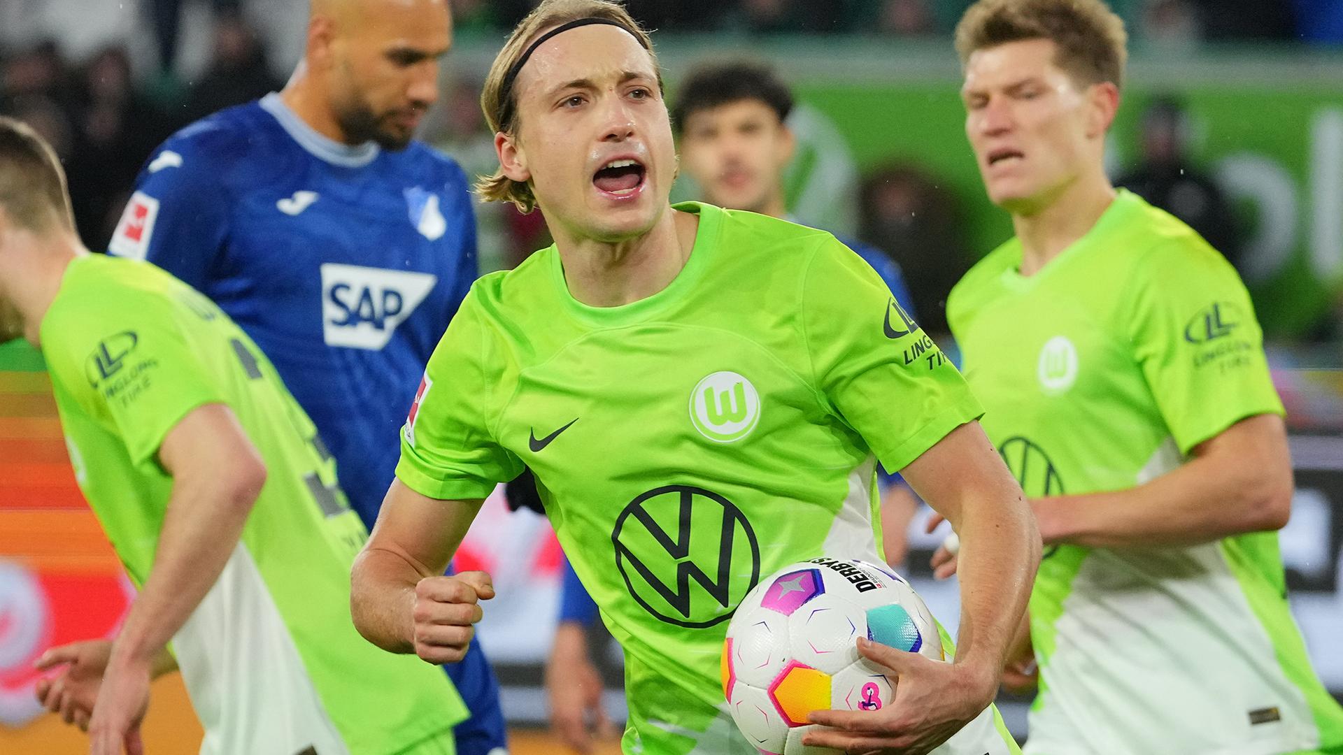 Lovro Majer von Wolfsburg jubelt nach seinem per Elfmeter erzielten 2:2-Ausgleich.