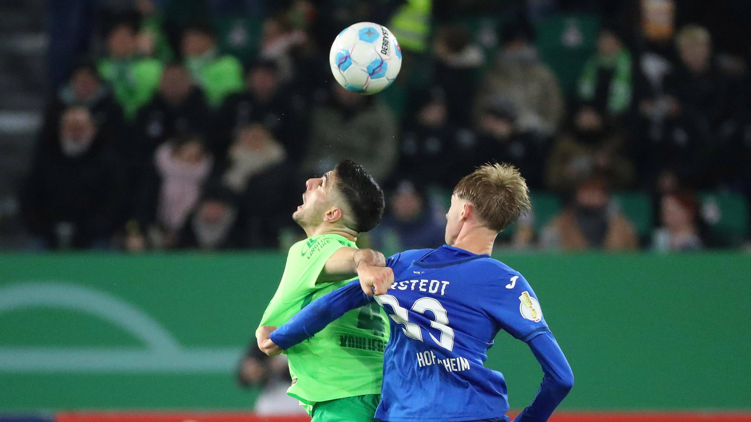 Konstantinos Koulierakis (VfL Wolfsburg) und Max Moerstedt (Hoffenheim) Wolfsburg kämpfen um den Ball.