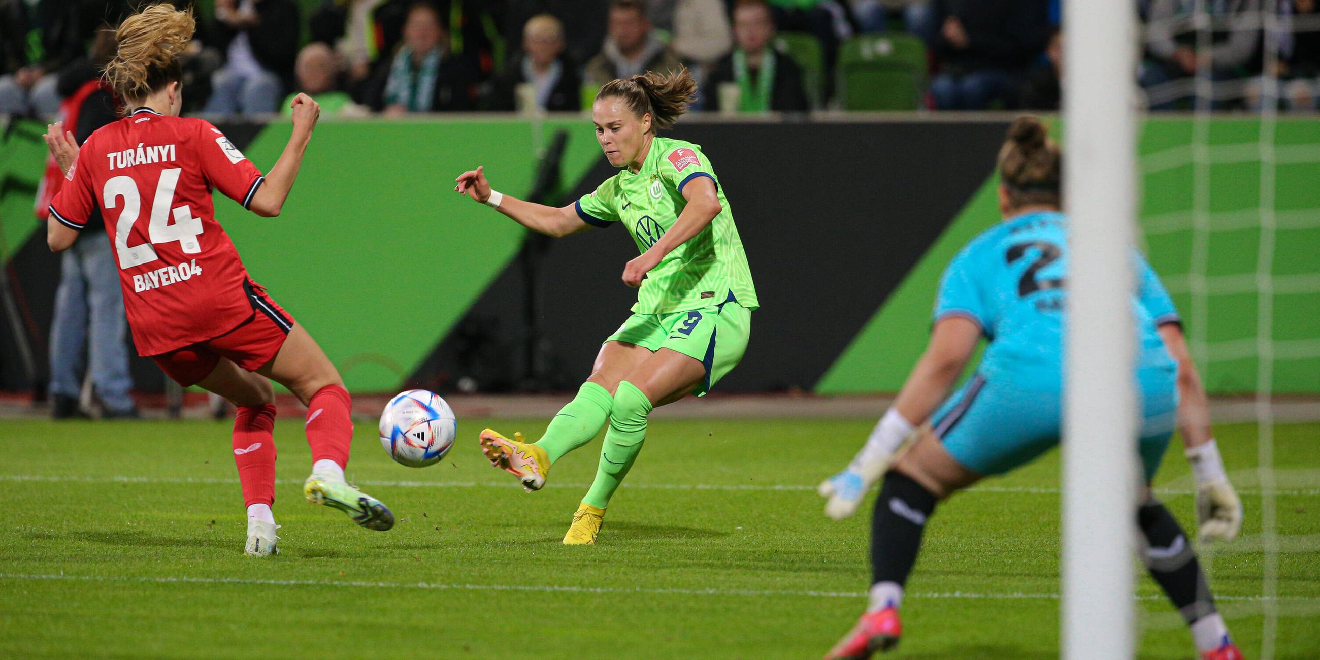 Spielszene: Lilla Turanyi (Bayer 04 Leverkusen, 24) und Ewa Pajor (VfL Wolfsburg, 9) im Zweikampf, 