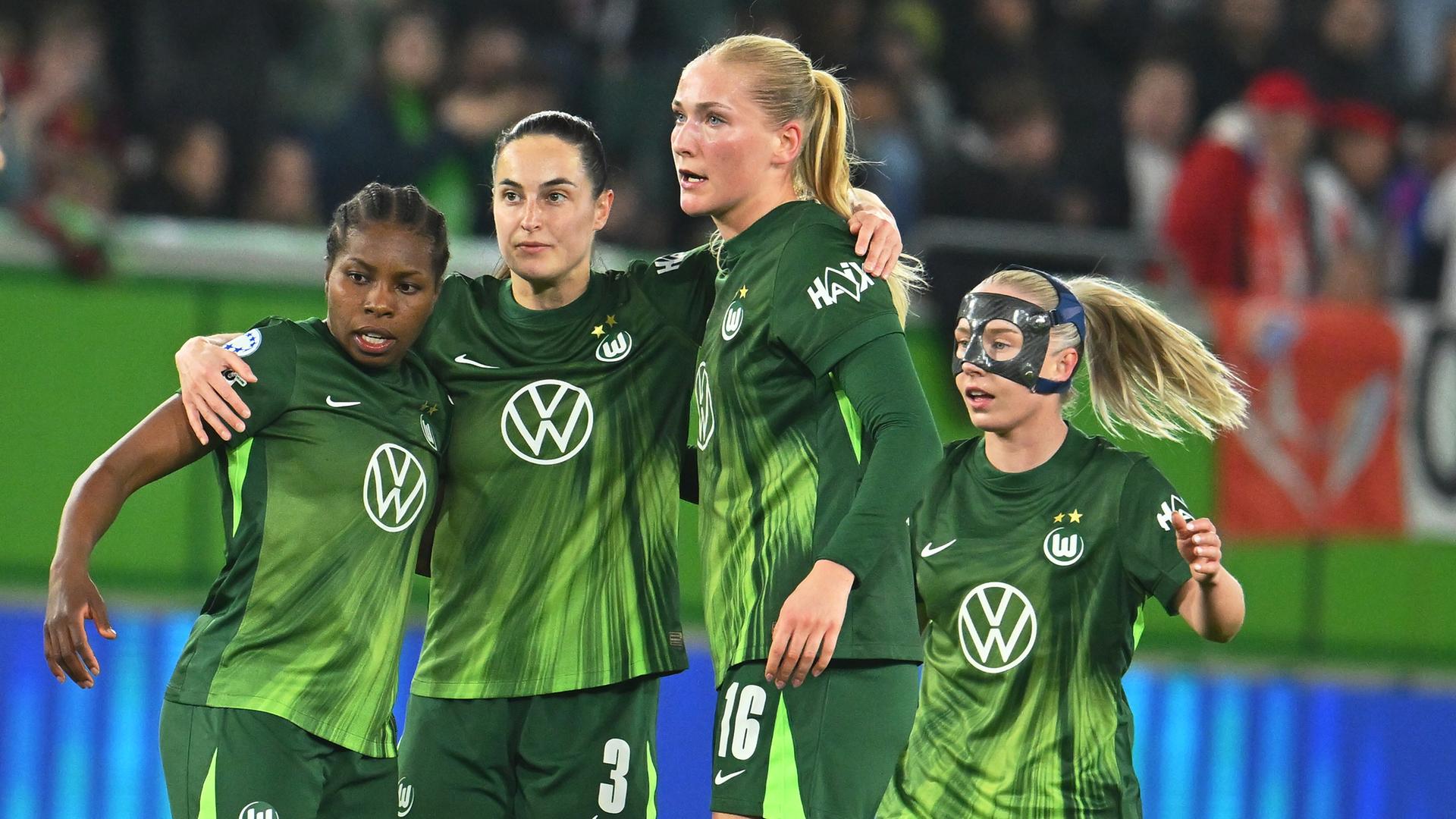 Champions League der Frauen: Vier Wolfsburger Spielerinnen freuen sich gegen Olympique Lyon.