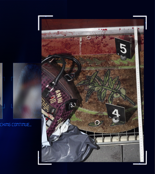 Bild aus der Akte der Polizei. Spurensicherung in einem Blumenbeet. Blutverschmierte Mauer. Markierungsschilder der Kriminaltechnik in schwarz mit den in weiß aufgedruckten Ziffern 4 und 5. Links daneben: Lichtschematische Darstellung eines Fingerabdrucks.