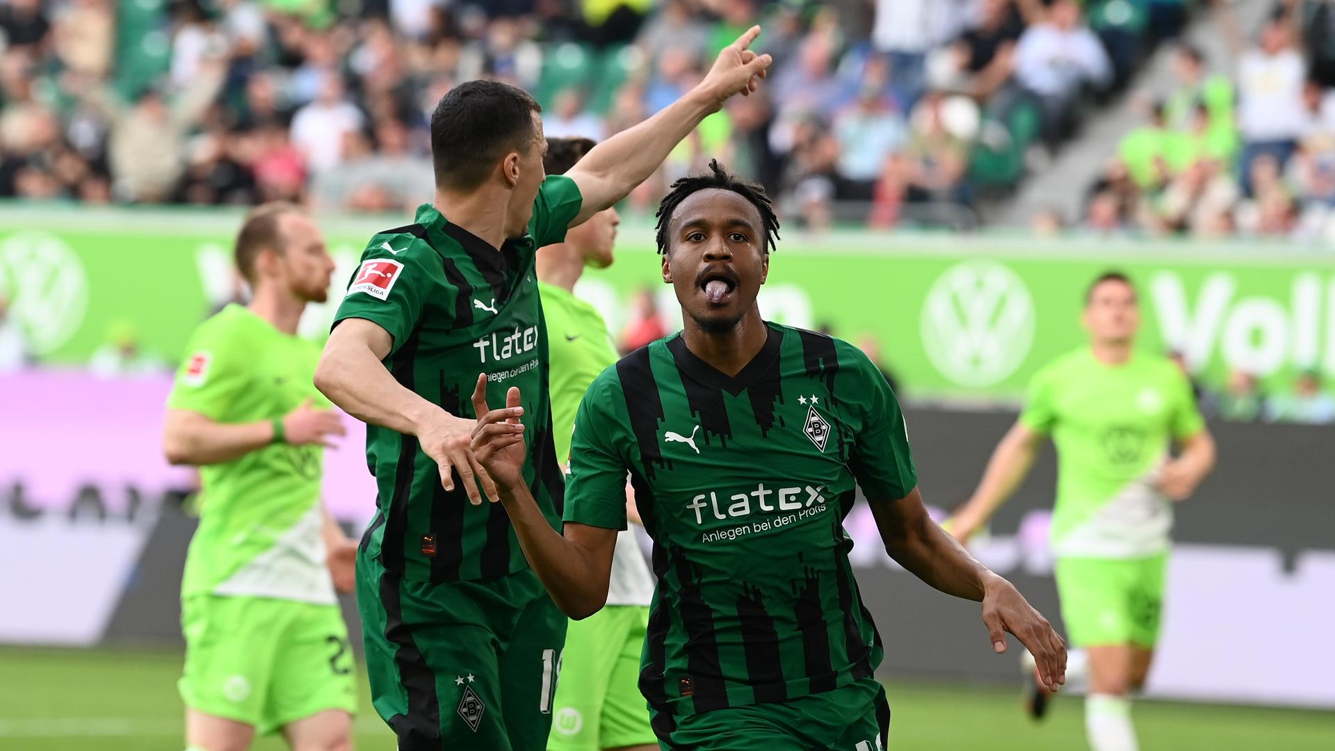 Mönchengladbachs Nathan Ngoumou Minpole (r) jubelt nach seinem Tor zum 1:2. 