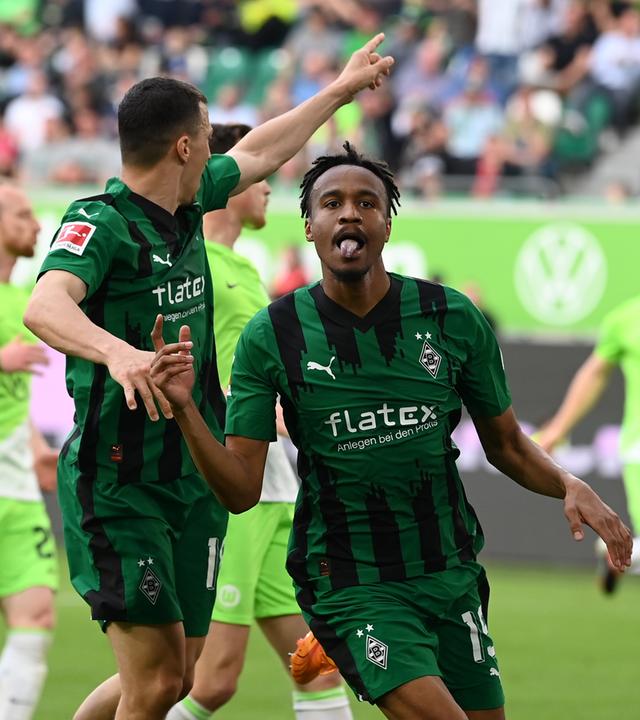 Mönchengladbachs Nathan Ngoumou Minpole (r) jubelt nach seinem Tor zum 1:2. 