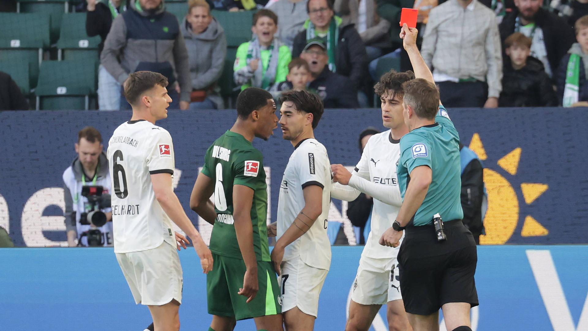 In der Bundesligapartie zwischen der Borussia aus Mönchengladbach und dem VfL Wolfsburg sieht Gladbachs Mittelfeldspieler Jens Castrop in der Nachspielzeit die rote Karte