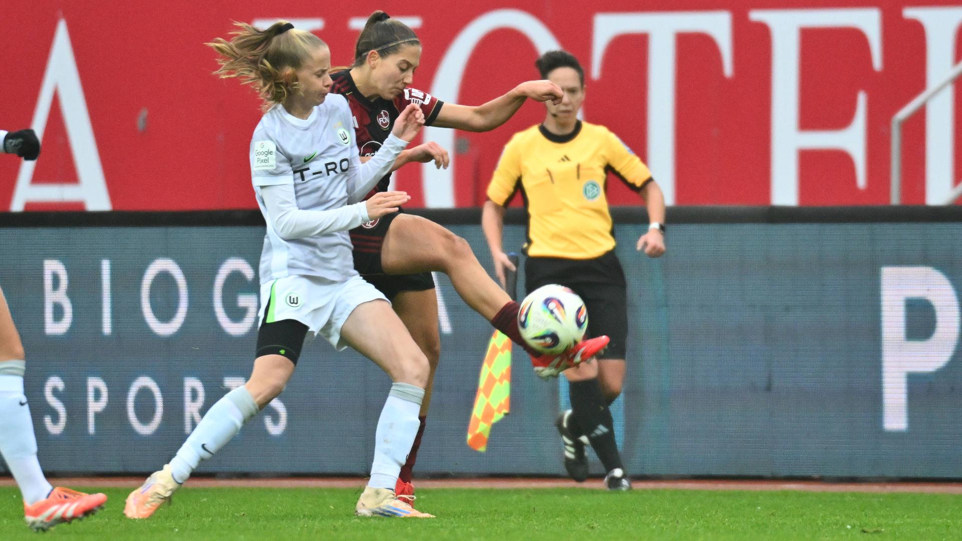 Vivien Endemann (25, VfL Wolfsburg ) und Laura Miller (9, 1. FC Nürnberg FCN ) kämpfen. 