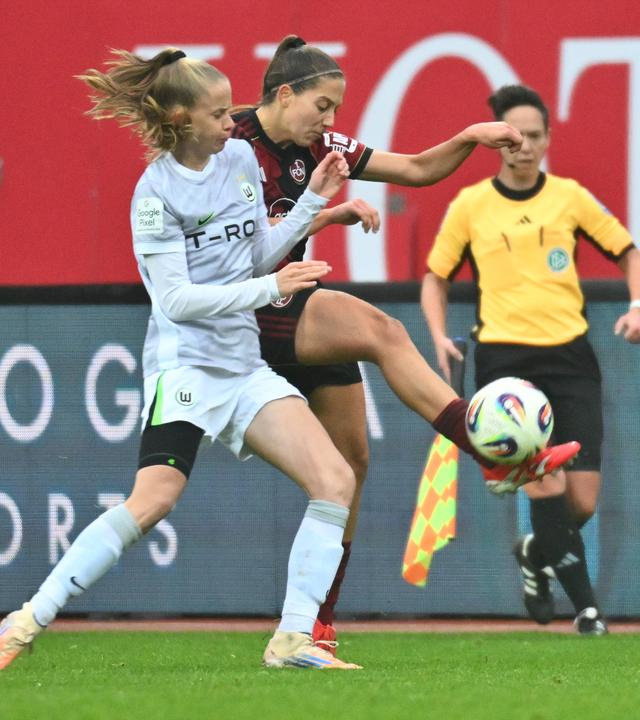 Vivien Endemann (25, VfL Wolfsburg ) und Laura Miller (9, 1. FC Nürnberg FCN ) kämpfen. 