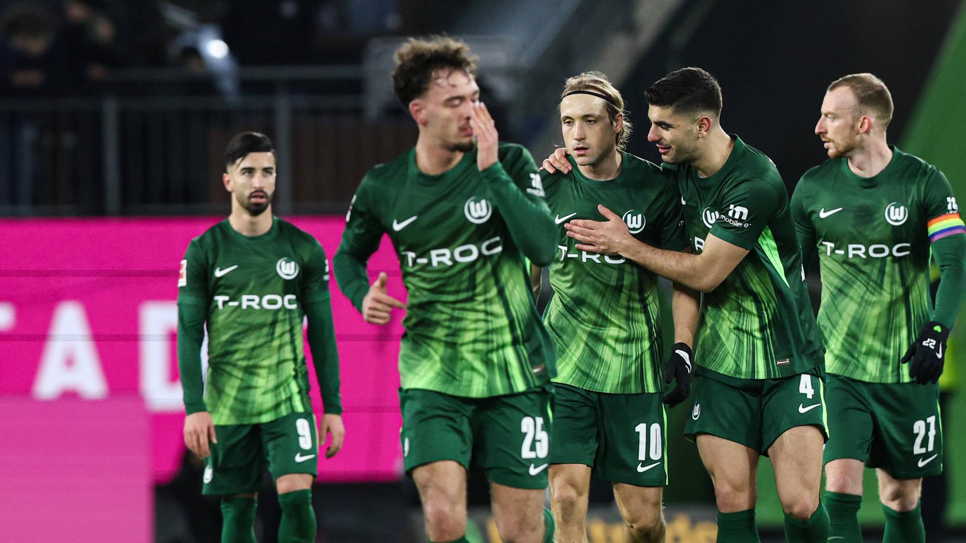 Lovro Majer (VfL Wolfsburg) jubelt. 