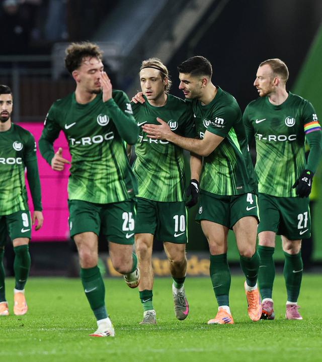 Lovro Majer (VfL Wolfsburg) jubelt. 