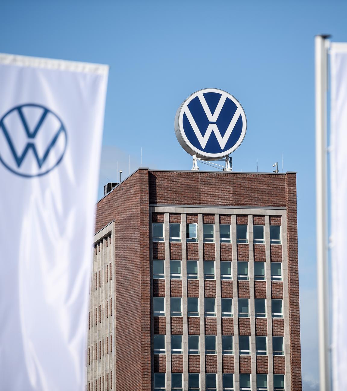 Niedersachsen, Wolfsburg: Ein grosses VW-Logo steht auf dem Verwaltungshochhaus vom Volkswagen Werk.