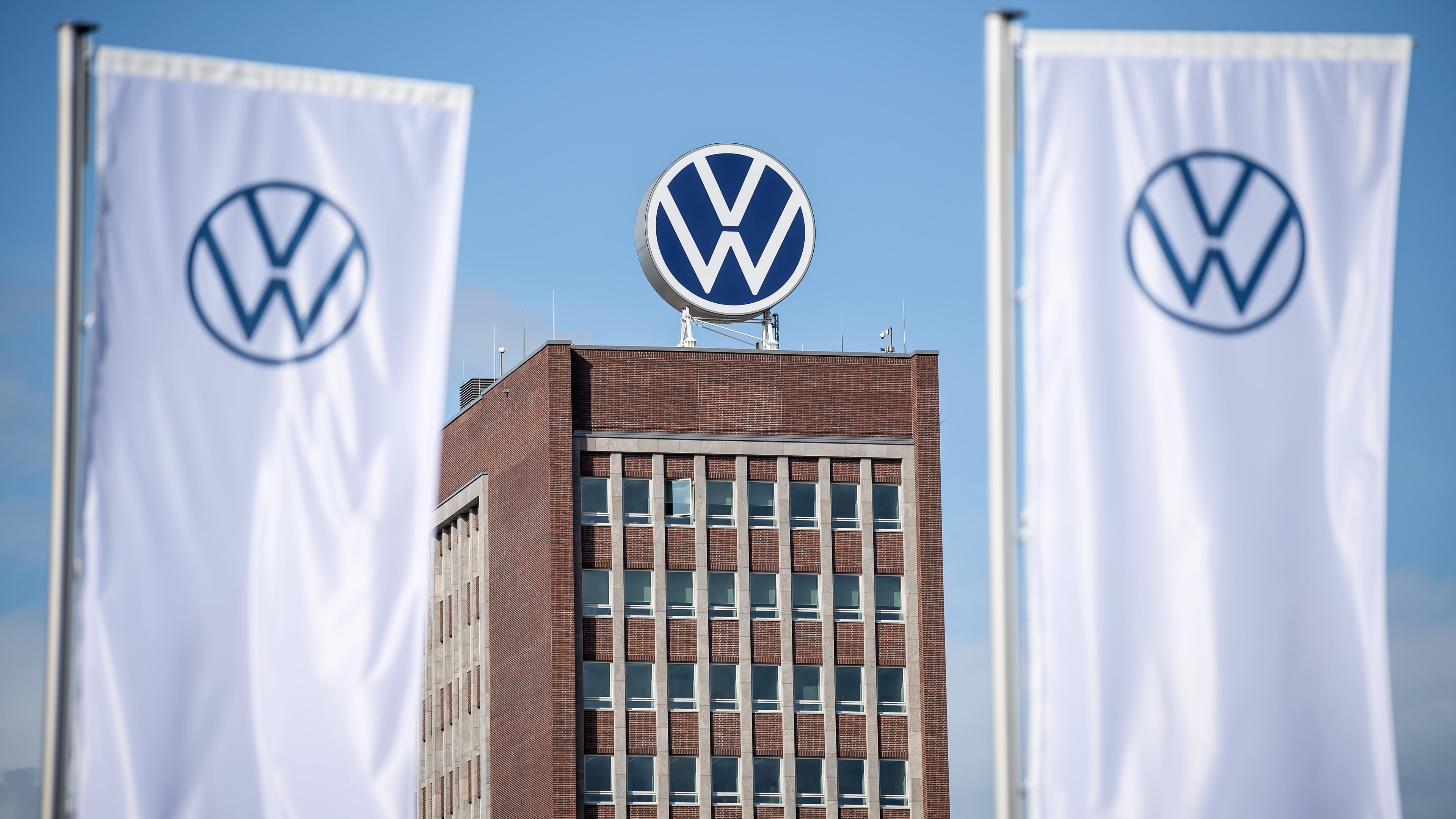 Niedersachsen, Wolfsburg: Ein grosses VW-Logo steht auf dem Verwaltungshochhaus vom Volkswagen Werk.