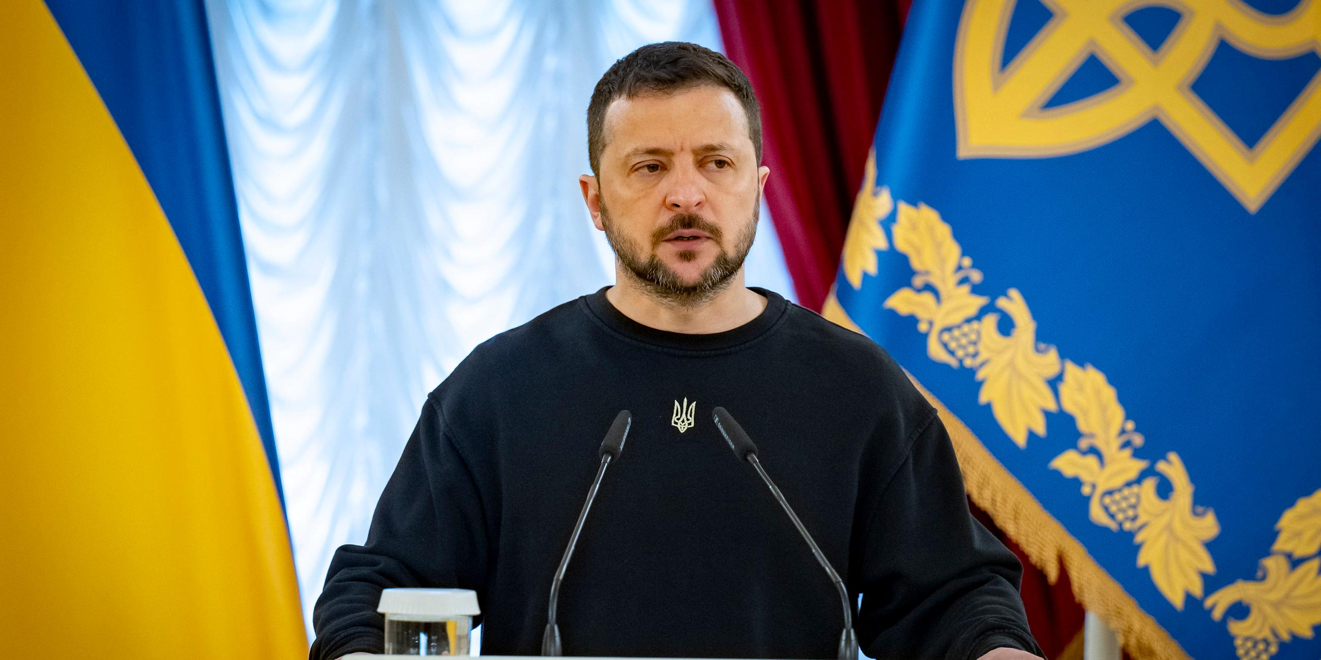 Wolodymyr Selensky bei einer Rede vor einer Zeremonie zur Verleihung von Medaillen an Familien von gefallenen Soldaten im Auszeichnungssaal des Mariinsky-Palastes am 22.04.2024.