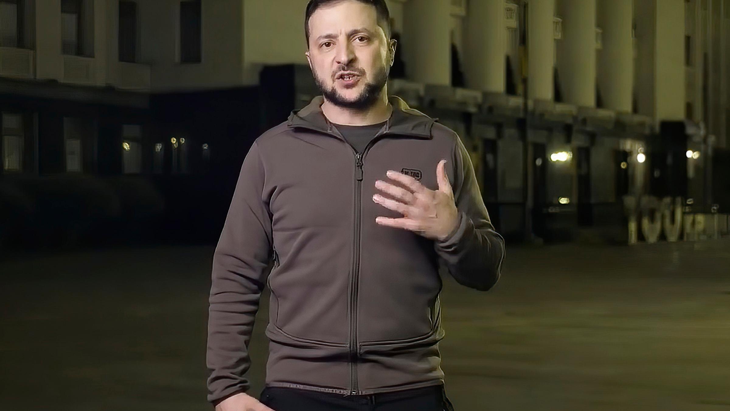Der ukrainische Präsident, Wolodymyr Selenskyj, steht nachts auf einer Straße in der Hauptstadt Kiew und spricht zu seinen Landsleuten.