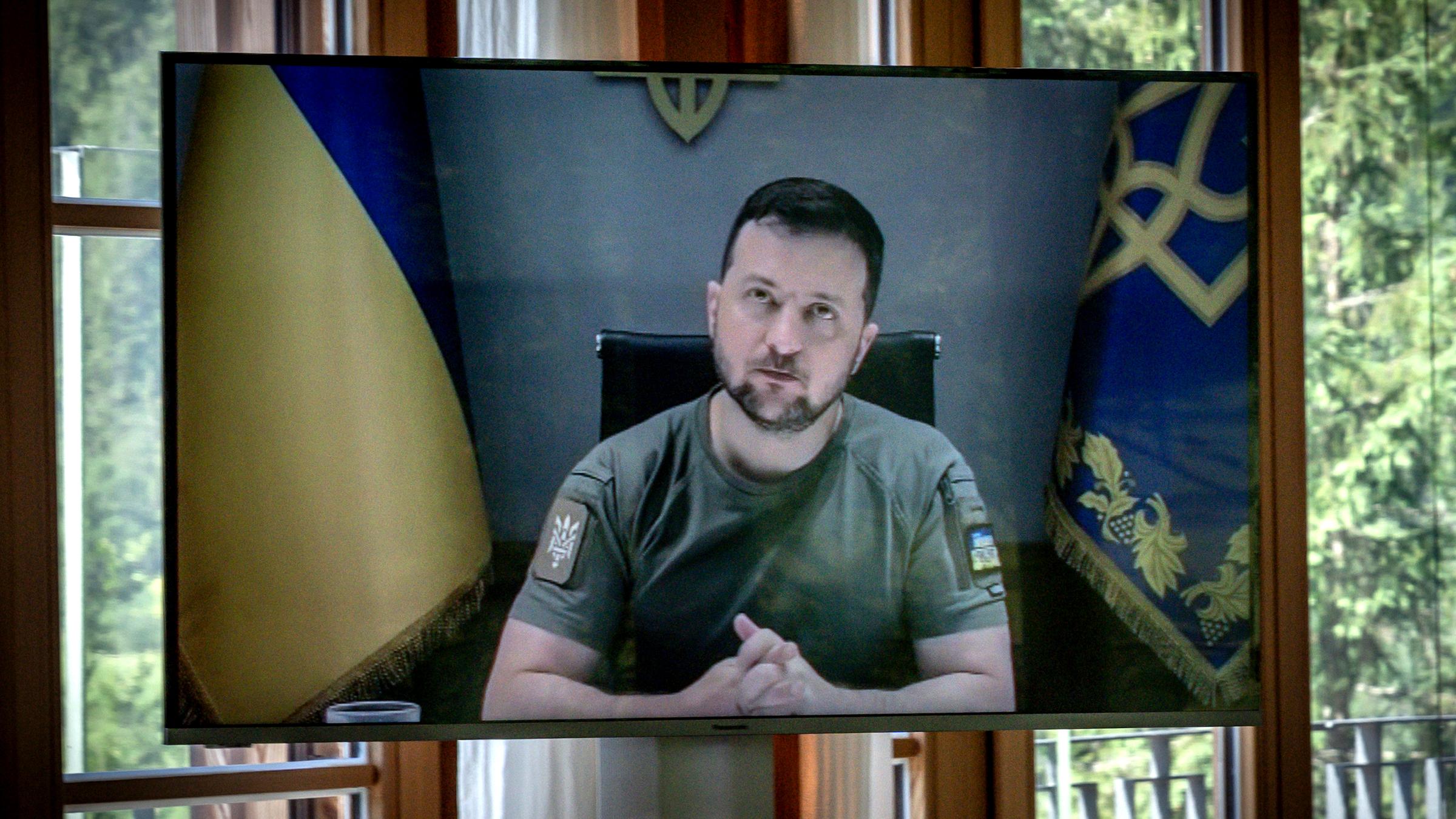 Der ukrainische Präsident Wolodymyr Selenskyj ist per Videokonferenz zur Arbeitssitzung der Gipfelteilnehmer dazugeschaltet