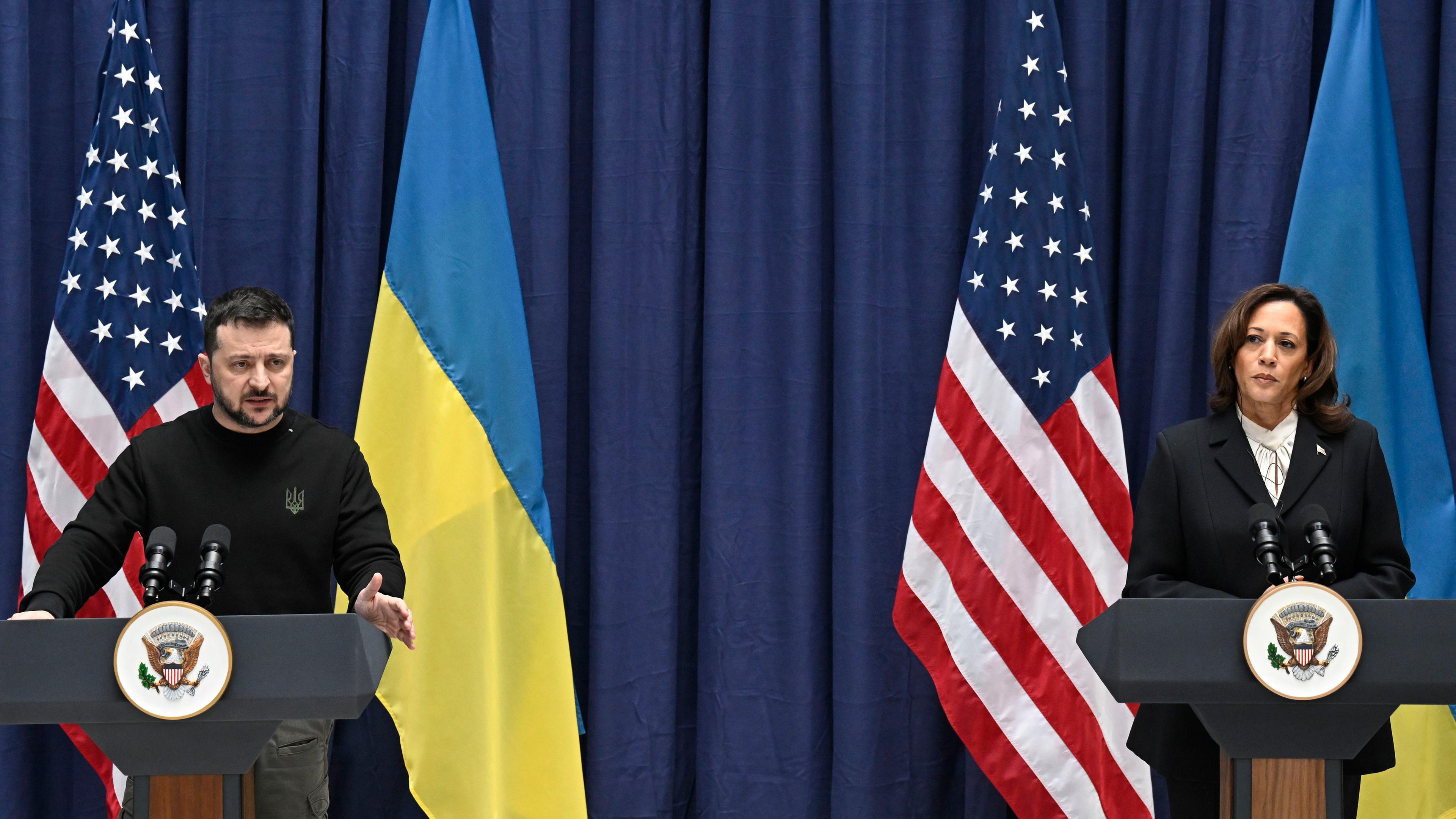 Wolodymyr Selenskyj, Präsident der Ukraine, nimmt an einer Pressekonferenz mit US-Vizepräsidentin Kamala Harris während der Münchner Sicherheitskonferenz im Hotel Bayerischer Hof in München teil.