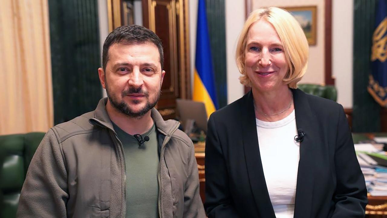 Wolodymyr Selenskyj und Katrin Eigendorf stehen nebeneinander