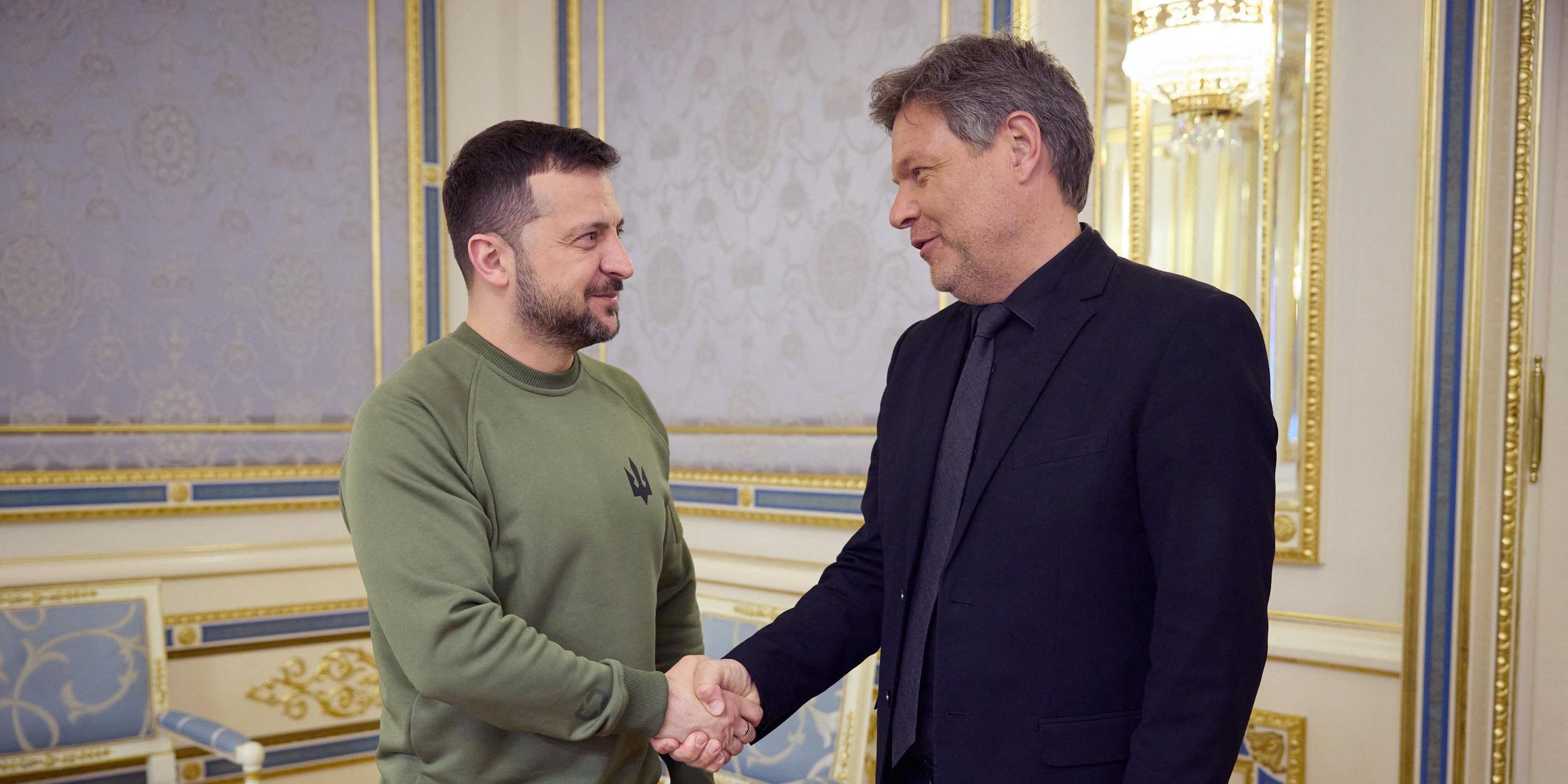 Wolodymyr Selenskyj beim Händeschütteln mit Robert Habeck während ihres Treffens in Kiew inmitten der russischen Invasion in der Ukraine am 18.04.2024.