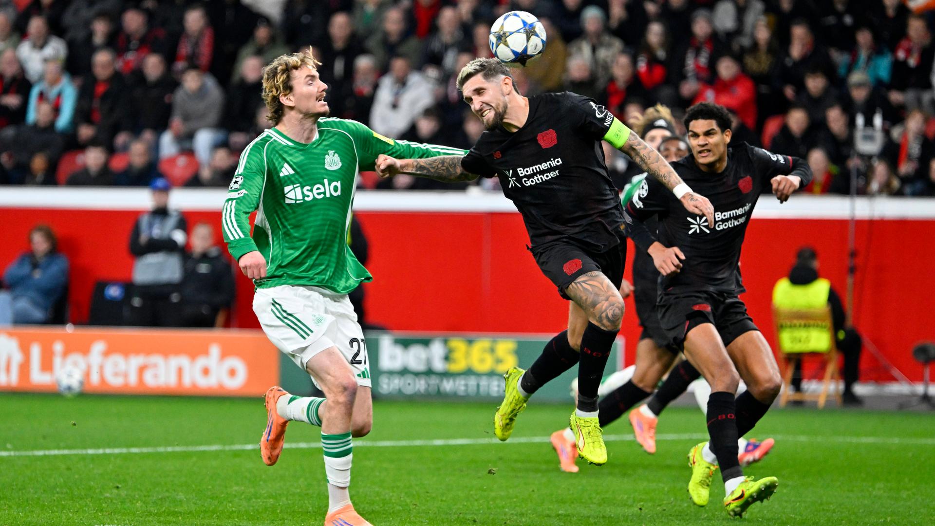 Bayer Leverkusens Robert Andrich köpft den Ball im Zweikampf mit Newcastles Nick Woltemade