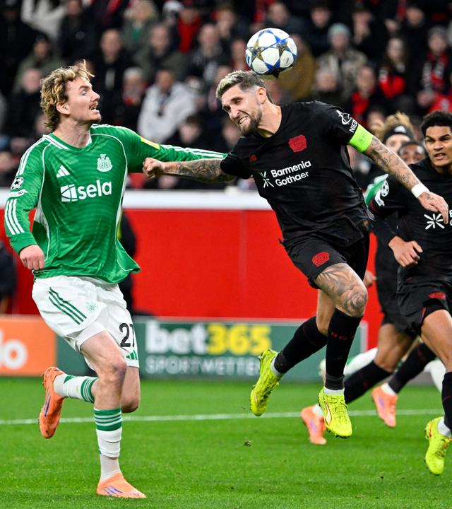 Bayer Leverkusens Robert Andrich köpft den Ball im Zweikampf mit Newcastles Nick Woltemade