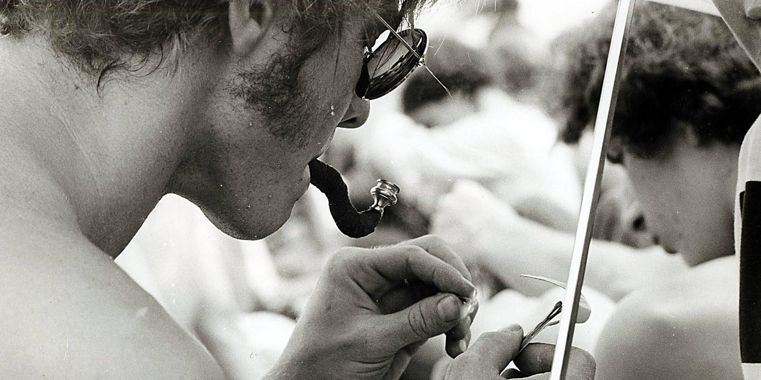 Ein Mann zündet einen Pfeife an auf dem Woodstock-Festival, aufgenommen am 01.01.1969
