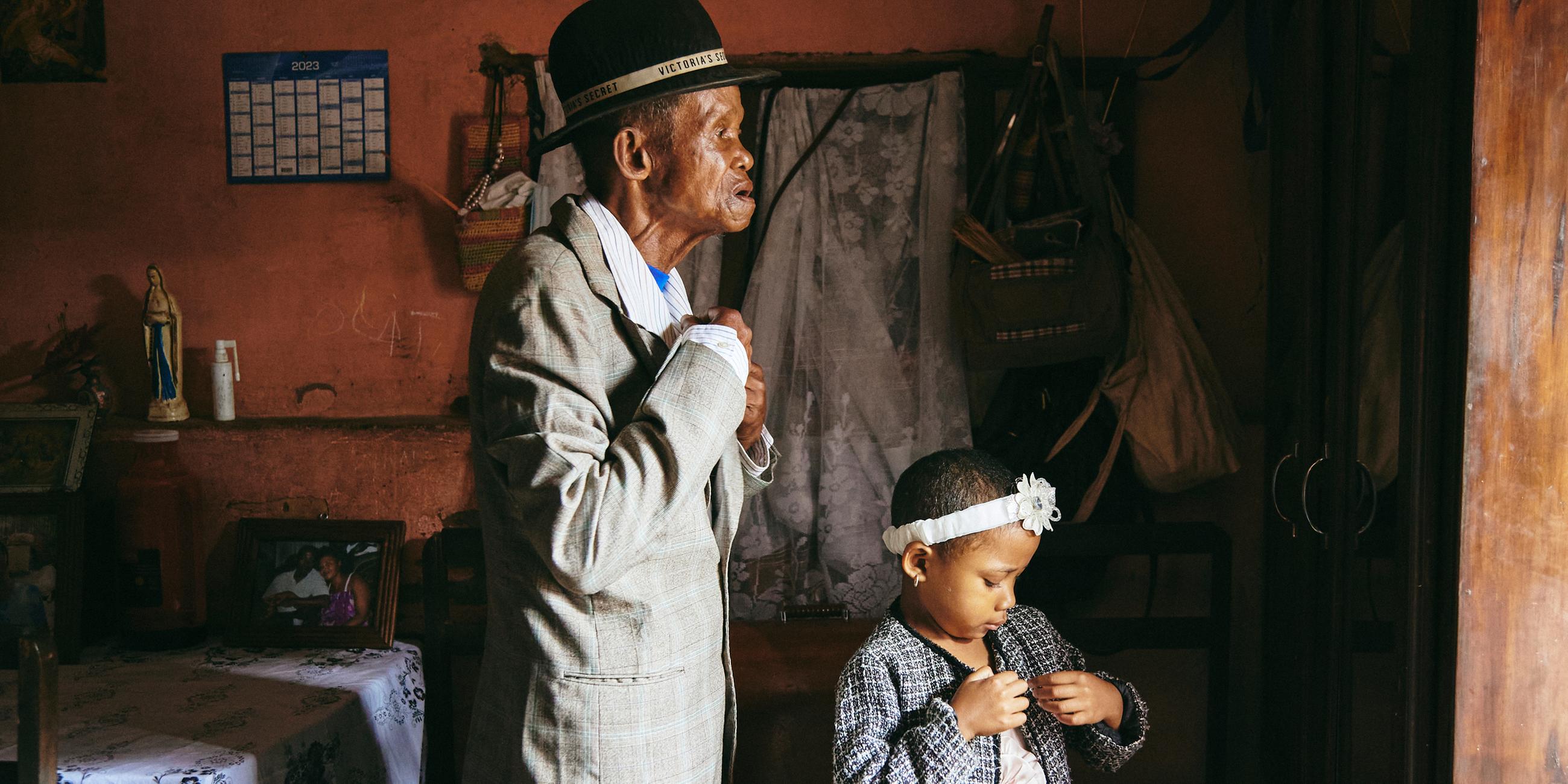 Antananarivo, Madagaskar: "Dada Paul" und seine Enkelin Odliatemix bereiten sich für den Gottesdienst vor. (12. März 2023) 