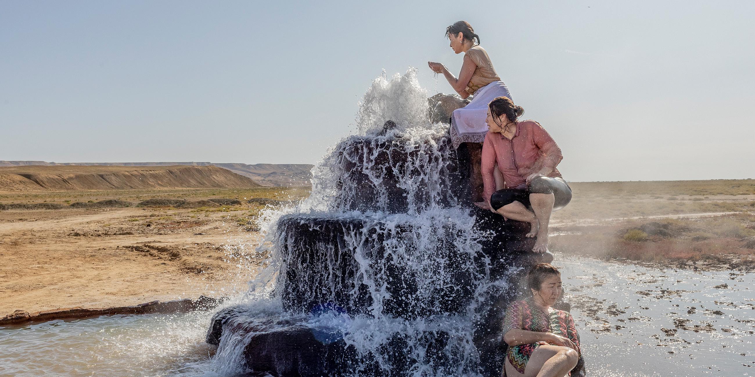 Frauen baden an einer heißen Quelle des Aralsees bei Akespe, Kasachstan