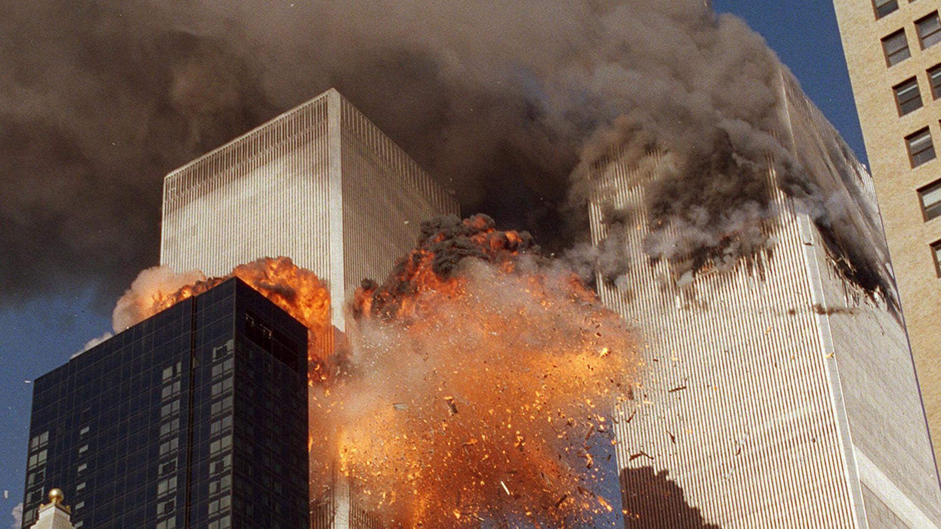 Am 11. September 2001 steuern Terroristen zwei Flugzeuge in das World Trade Center in New York.