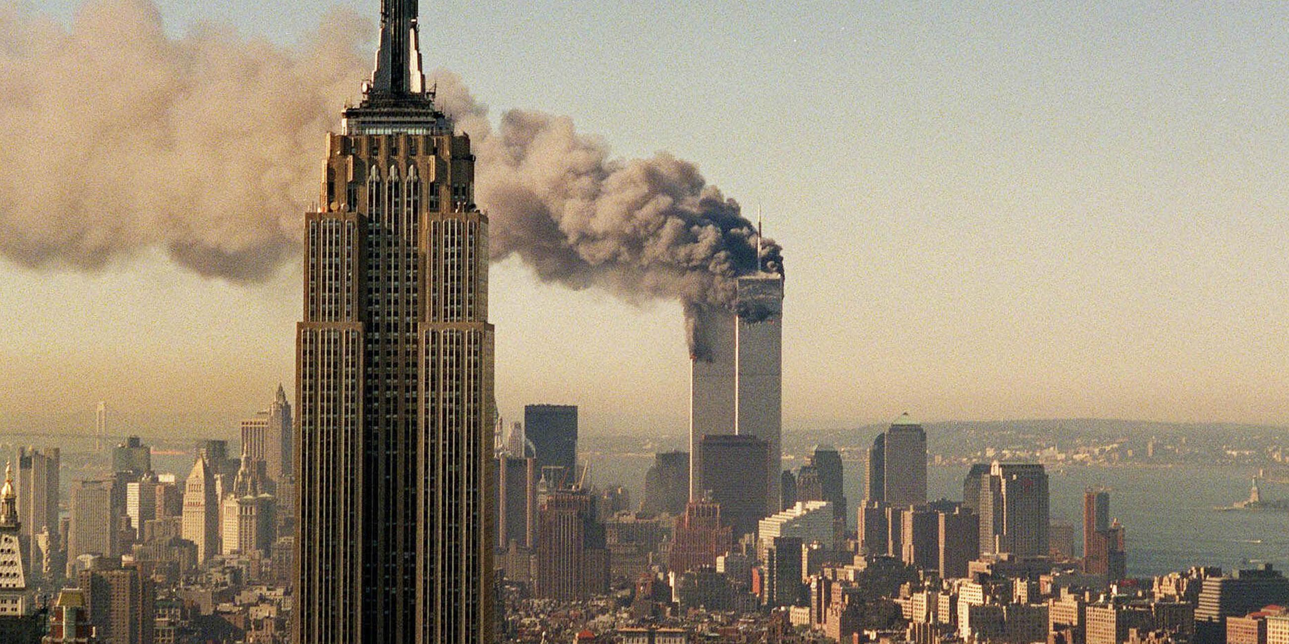 Archiv: Brennendes World Trade Center im Hintergrund des Empire State Buildings am 11.09.2001