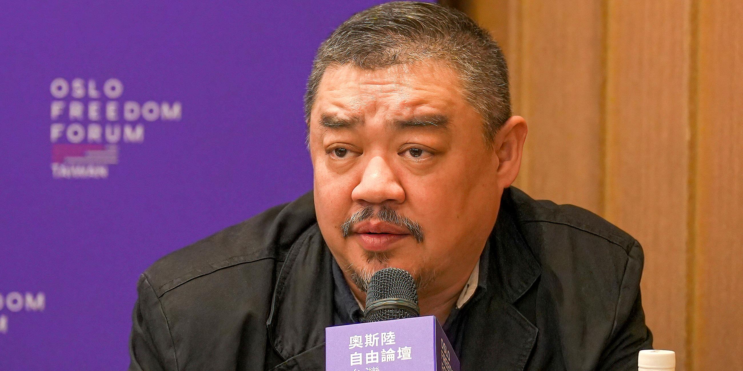Archiv: Wu er Kaixi, Generalsekretär der parlamentarischen Menschenrechtskommission Taiwans, gibt seine Bemerkungen während einer Pressekonferenz vor dem Osloer Freiheitsforum in Taipeh am 3.11.2022
