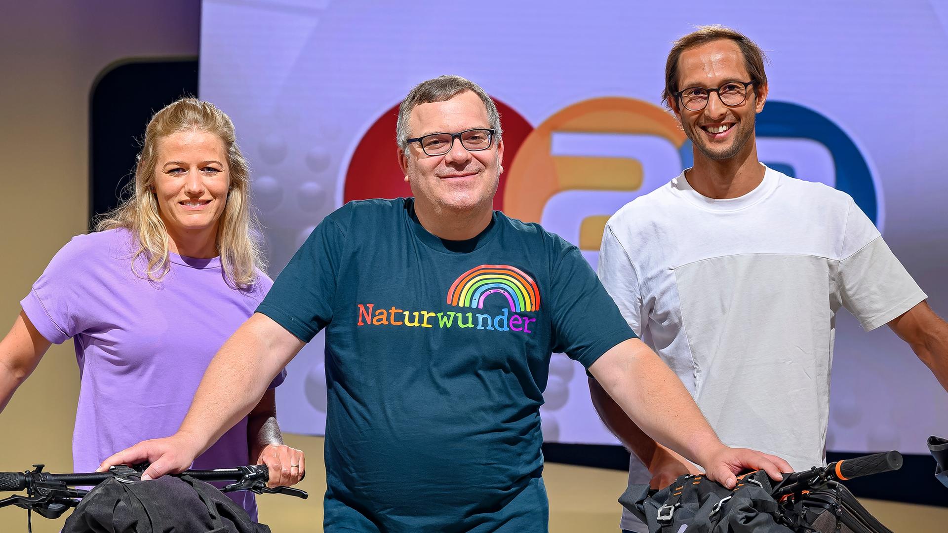 Gäste Anna Birgmann und Niko Krauland mit ihren Fahrrädern und Moderator Elton.