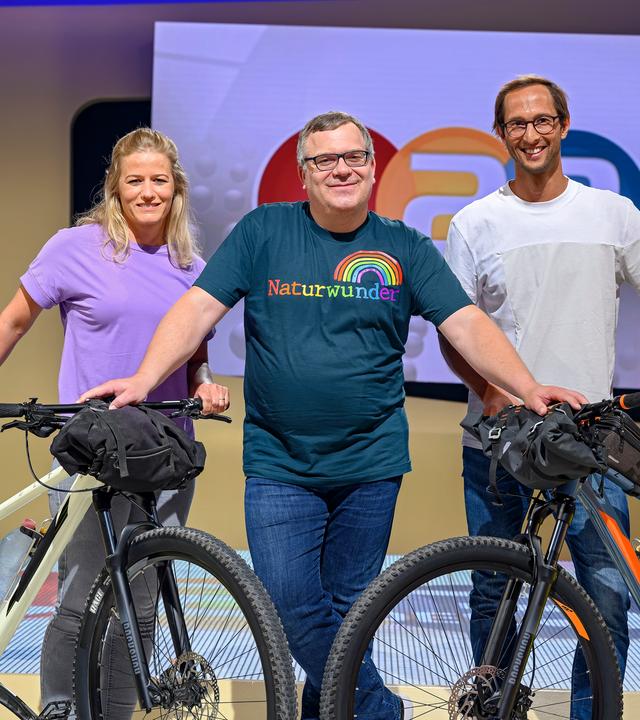 Gäste Anna Birgmann und Niko Krauland mit ihren Fahrrädern und Moderator Elton.