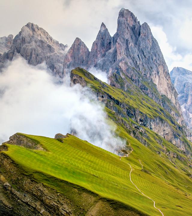 Blick auf den Gipfel des Seceda in den Dolomiten, Südtirol