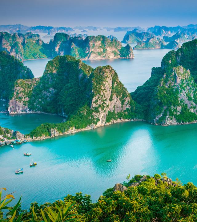 Panoramaaufnahme der Halong-Bucht in Vietnam.